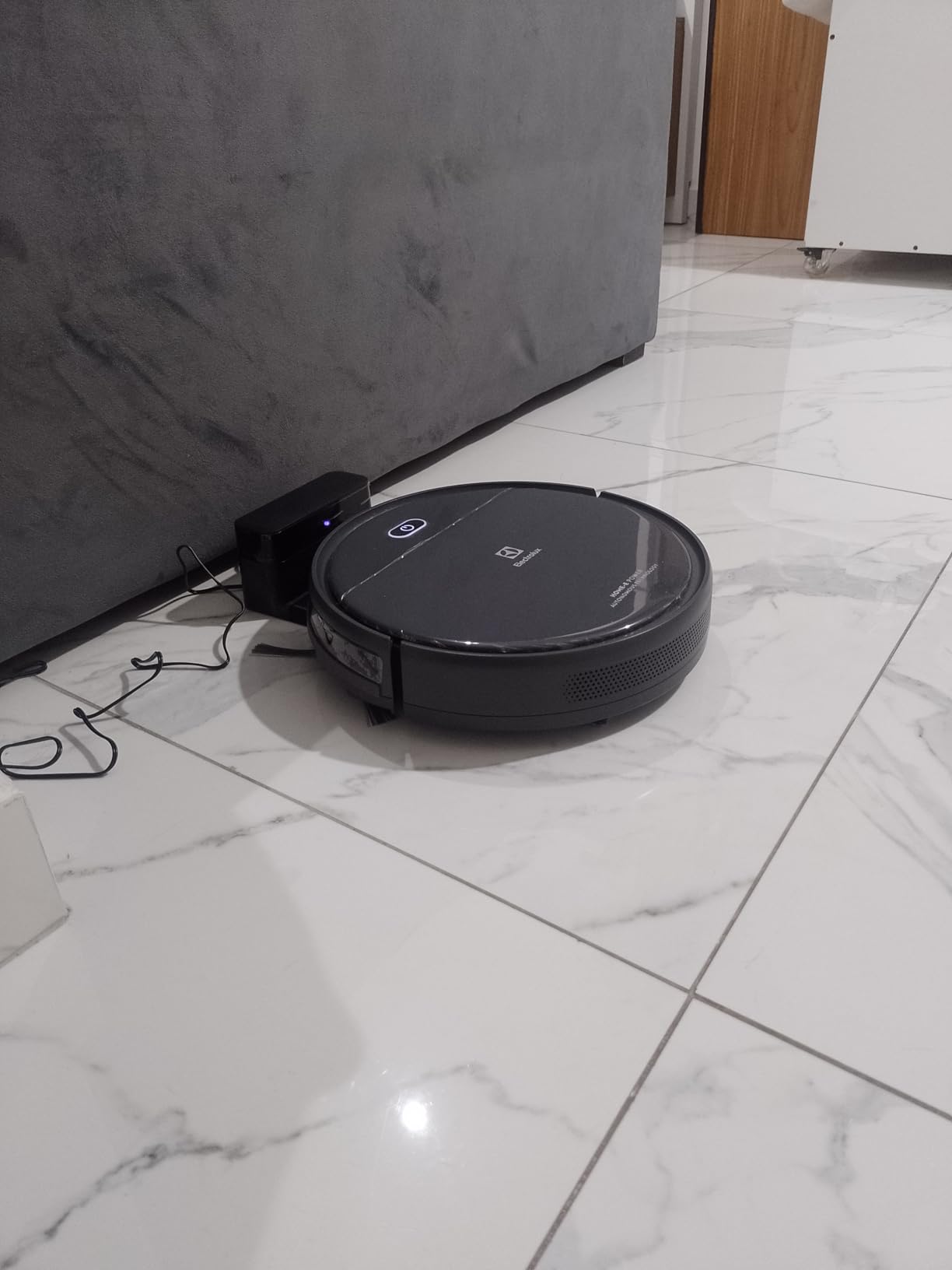 foto do robô aspirador em uso
